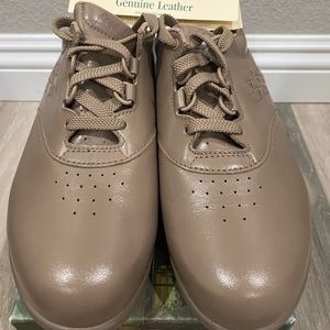 SAS FREETIME MOCHA WOMENS SHOES NEW IN BOX 7.5M WOMENS SAS WALKING SHOES.